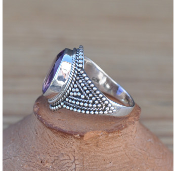 Bague ethnique en argent ciselé et pierre Améthyste ovale facettée (violet) T54