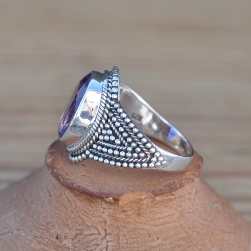 Bague ethnique en argent ciselé et pierre Améthyste ovale facettée (violet) T54