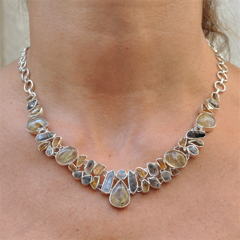 Collier plastron argent avec 36 pierres en QUARTZ RUTILE TOURMALINE et CITRINE (brun) (jaune) Collier plastron argent avec 36 pierres en QUARTZ RUTILE TOURMALINE et CITRINE (brun) (jaune)