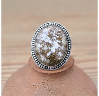 Belle bague ovale en argent ciselé main et grosse pierre Jaspe océan