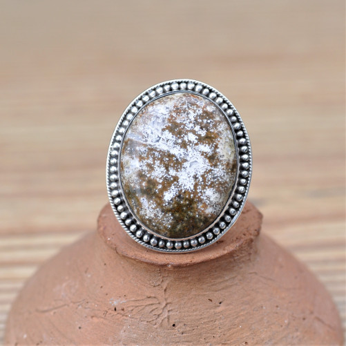 Belle bague ovale en argent ciselé main et grosse pierre Jaspe océan