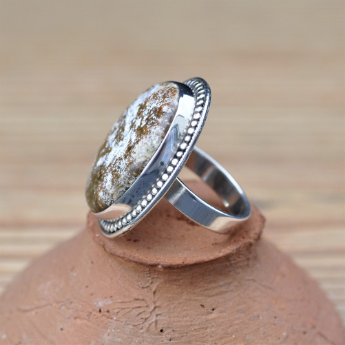 Belle bague ovale en argent ciselé main et grosse pierre Jaspe océan T57