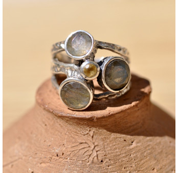 Bague originale argent ciselé avec 3 pierres Labradorite et 1 petite pierre Citrine (vert)