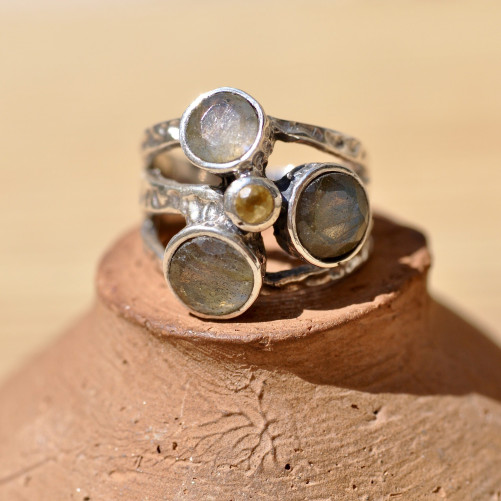 Bague originale argent ciselé avec 3 pierres Labradorite et 1 petite pierre Citrine (vert)