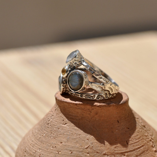 Bague originale argent ciselé avec 3 pierres Labradorite et 1 petite pierre Citrine (jaune) T55