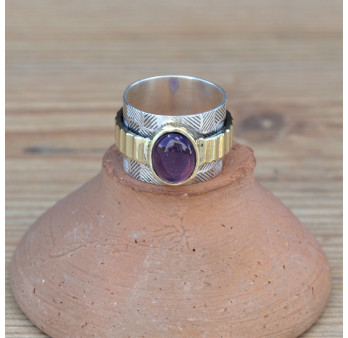 Anneau large strié en argent et pierre ovale en Améthyste (violet)