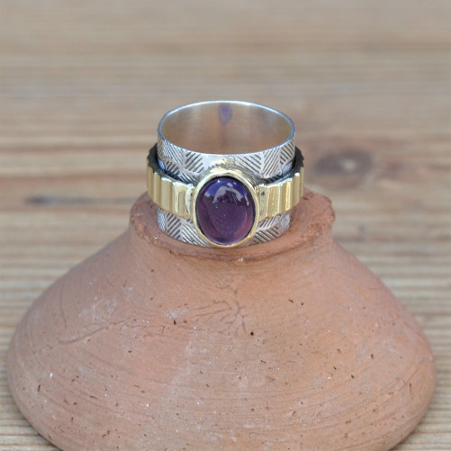Anneau large strié en argent et pierre ovale en Améthyste (violet)