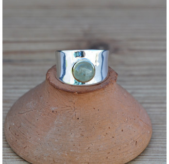 Anneau large en argent incurvé et pierre naturelle Prehnite