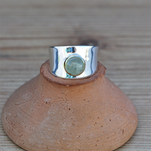 Anneau large en argent incurvé et pierre naturelle Prehnite