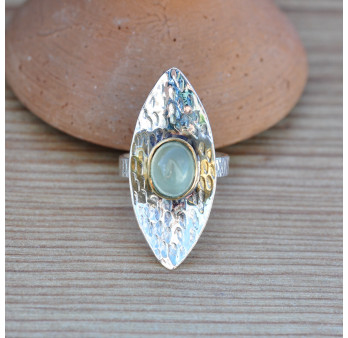 Grosse bague en argent navette martelée et pierre Prehnite