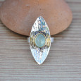 Grosse bague en argent navette martelée et pierre Prehnite T59 Grosse bague en argent navette martelée et pierre Prehnite T59