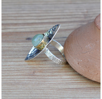 Grosse bague en argent navette martelée et pierre Prehnite T59