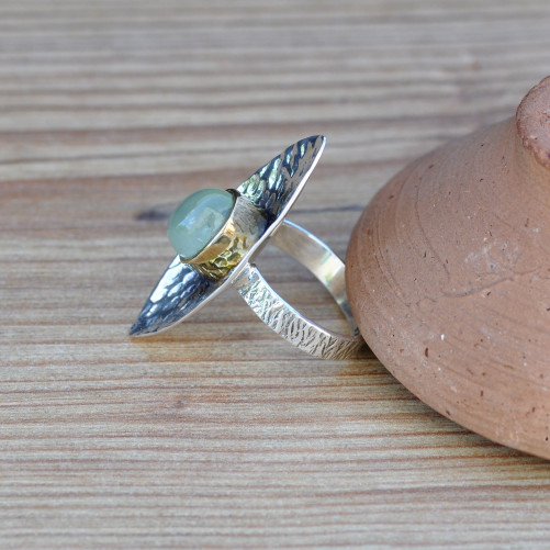 Grosse bague en argent navette martelée et pierre Prehnite T59