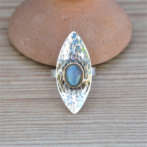 Grosse bague en argent navette martelée et pierre Labradorite T60