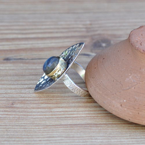 Grosse bague en argent navette martelée et pierre Labradorite T60