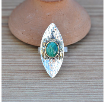 Grosse bague en argent navette martelée et pierre Malachite T60