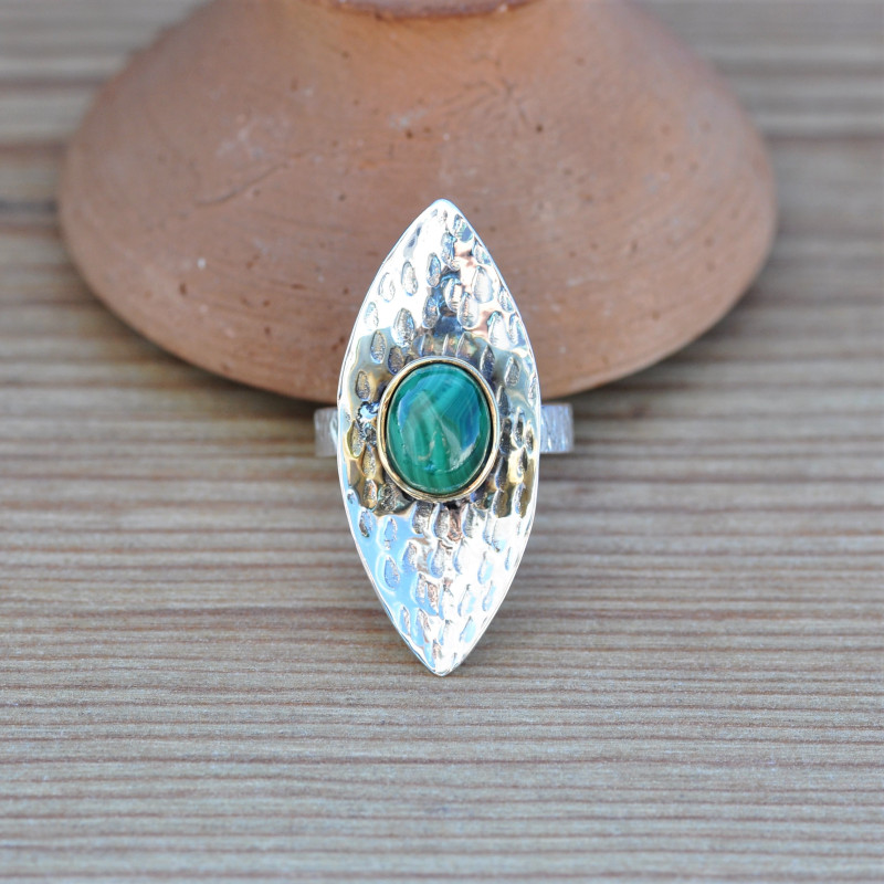 Grosse bague en argent navette martelée et pierre Malachite T59 Grosse bague en argent navette martelée et pierre Malachite T59