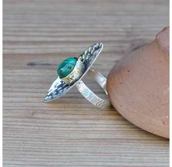 Grosse bague en argent navette martelée et pierre Malachite T59