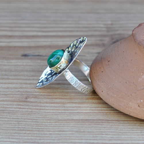 Grosse bague en argent navette martelée et pierre Malachite T59