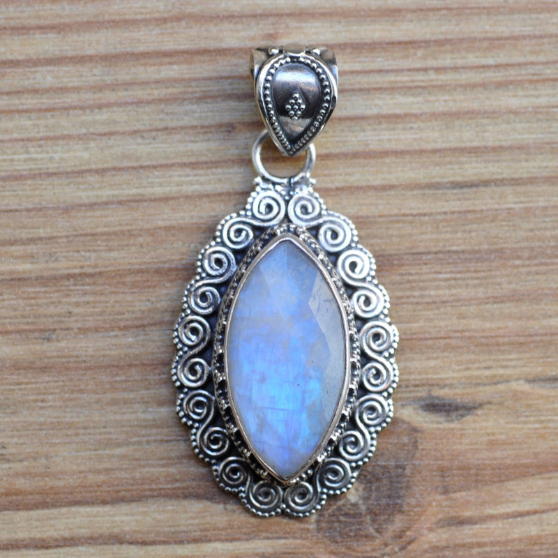 Gros pendentif marquise Pierre de lune facettée et argent travaillé (blanc)