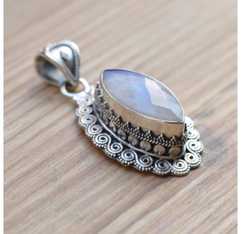 Gros pendentif marquise Pierre de lune facettée et argent travaillé (blanc)