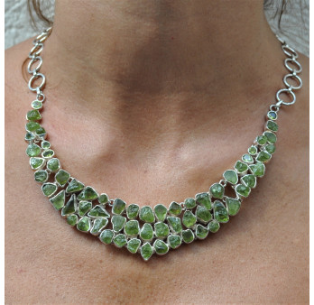 Collier plastron argent avec 62 pierres en PERIDOT