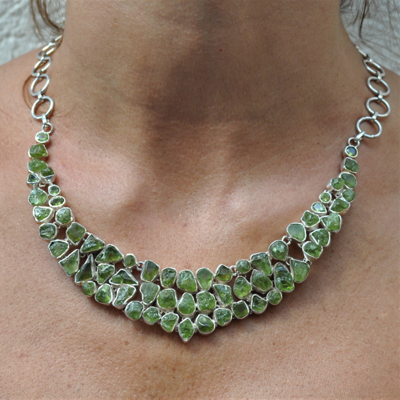 Collier plastron argent avec 62 pierres en PERIDOT
