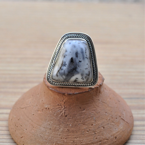 Bague asymétrique en argent ciselé et pierre naturelle Agate dendrite (blanc)