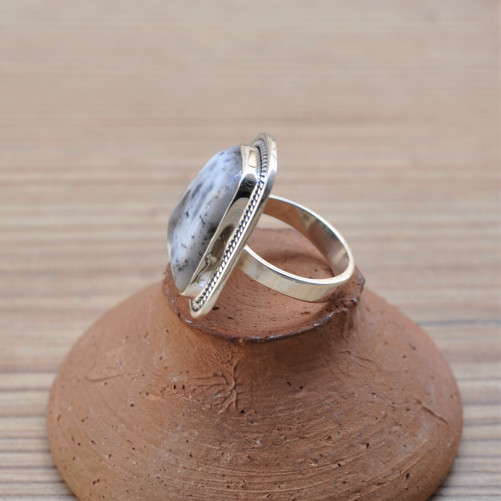 Bague asymétrique en argent ciselé et pierre naturelle Agate dendrite (blanc) T57