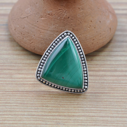 Grosse bague triangle en pierre Malachite et argent ciselé T56