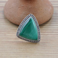 Grosse bague triangle en pierre Malachite et argent ciselé T56 Grosse bague triangle en pierre Malachite et argent ciselé T56