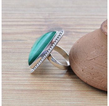 Grosse bague triangle en pierre Malachite et argent ciselé T56
