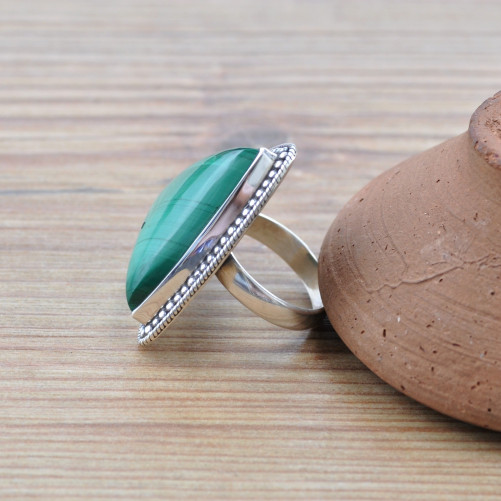 Grosse bague triangle en pierre Malachite et argent ciselé T56