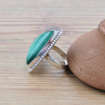 Grosse bague triangle en pierre Malachite et argent ciselé T56 Grosse bague triangle en pierre Malachite et argent ciselé T56