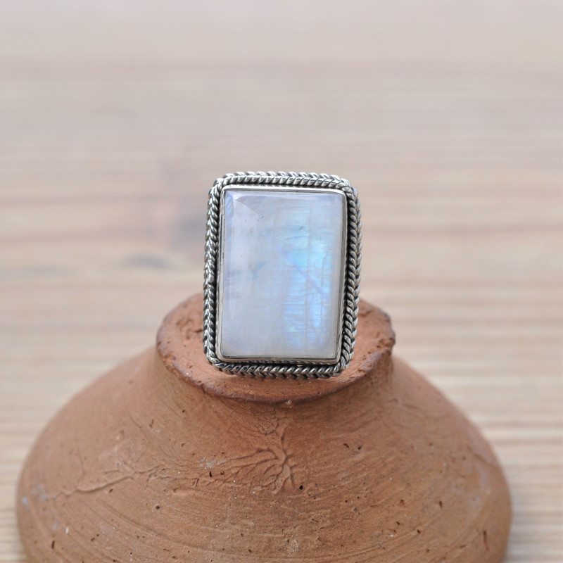 Belle bague rectangulaire en argent tressé et Pierre de lune T53
