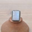 Belle bague rectangulaire en argent tressé et Pierre de lune T53