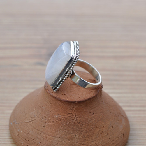 Belle bague rectangulaire en argent tressé et Pierre de lune T53