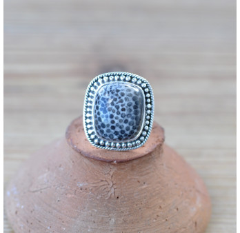 Bague rectangle en Corail fossilisé et argent ciselé T50