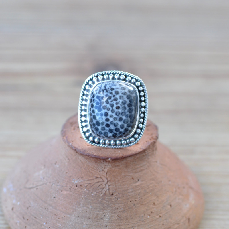 Bague rectangle en Corail fossilisé et argent ciselé T50