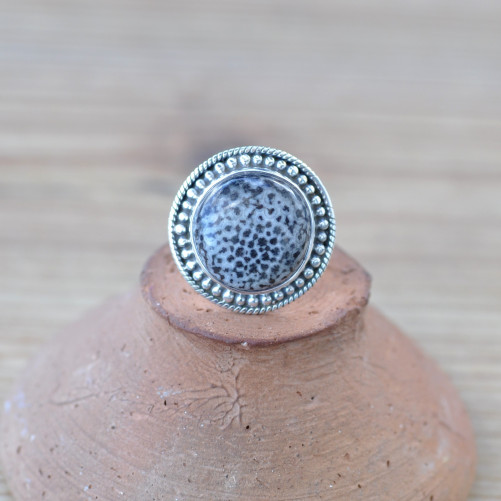 Bague ronde en Corail fossilisé et argent ciselé T50