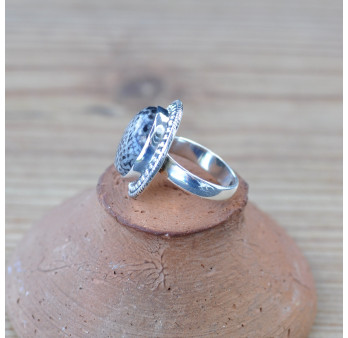 Bague ronde en Corail fossilisé et argent ciselé T50