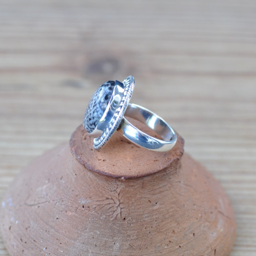 Bague ronde en Corail fossilisé et argent ciselé T50