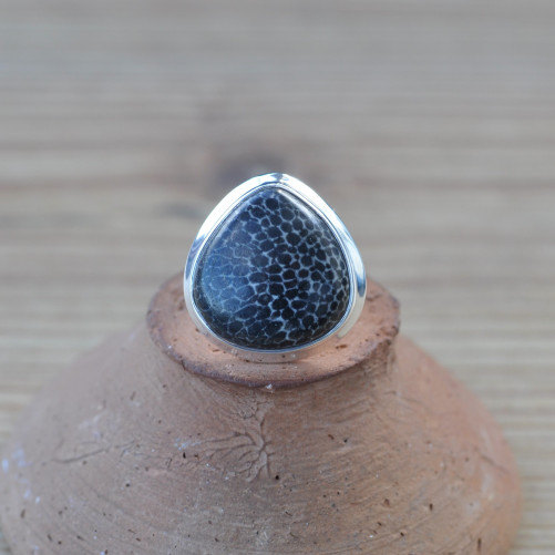 Bague goutte en Corail tigré et monture en argent T50