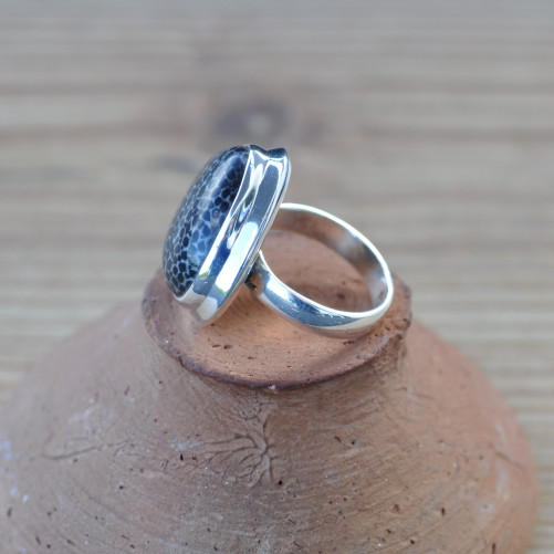 Bague goutte en Corail tigré et monture en argent T50