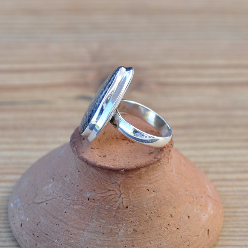 Bague goutte en Corail tigré et monture en argent T54