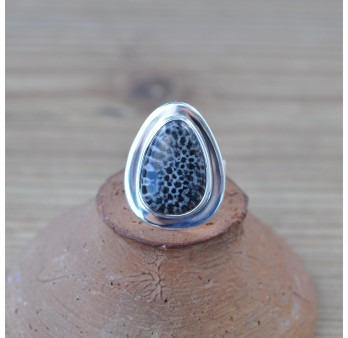 Bague goutte en Corail tigré et monture plate en argent T50