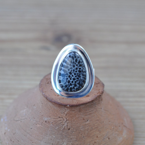 Bague goutte en Corail tigré et monture plate en argent T50
