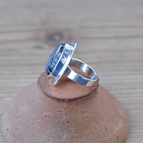 Bague goutte en Corail tigré et monture plate en argent T50