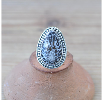 Belle bague goutte en Corail tigré et argent ciselé T50