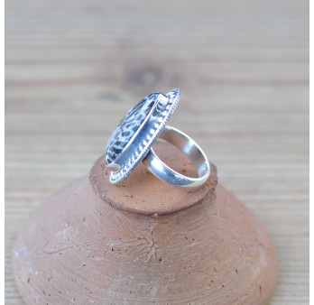 Belle bague goutte en Corail tigré et argent ciselé T50